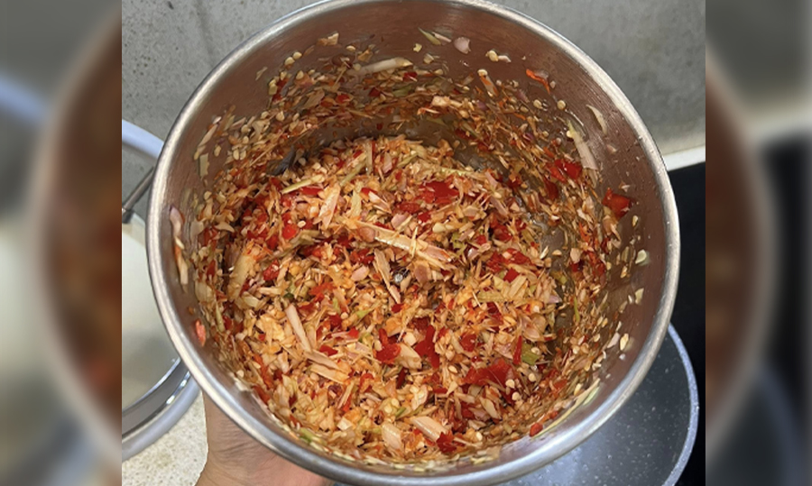 Dùng cối xay nhuyễn ớt hành, tỏi, sả